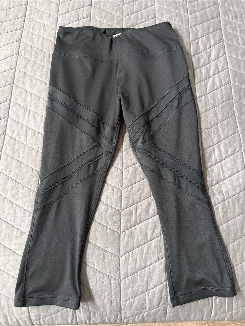 Black Cropped Athletic Leggings with Subtle V Panel Detail